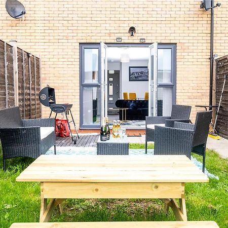 Luxury 2 Bed House City Centre ✘ Bbq & Garden ☆ Family Friendly→ Swingball & Outdoor Furniture - Free Parking → With 50 Inch Smart Tv, Free Netflix & Wifi ✘ Comfy Seating Area - By Maevela Birmingham Eksteriør billede