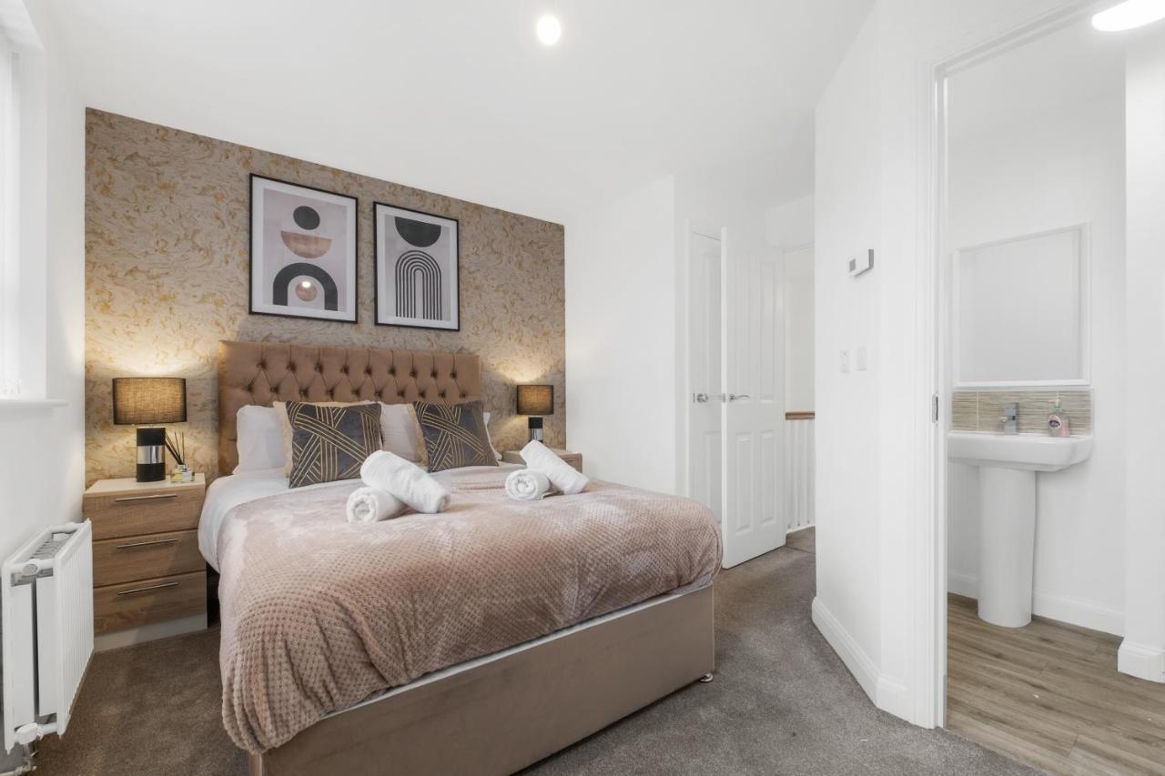 Luxury 2 Bed House City Centre ✘ Bbq & Garden ☆ Family Friendly→ Swingball & Outdoor Furniture - Free Parking → With 50 Inch Smart Tv, Free Netflix & Wifi ✘ Comfy Seating Area - By Maevela Birmingham Eksteriør billede