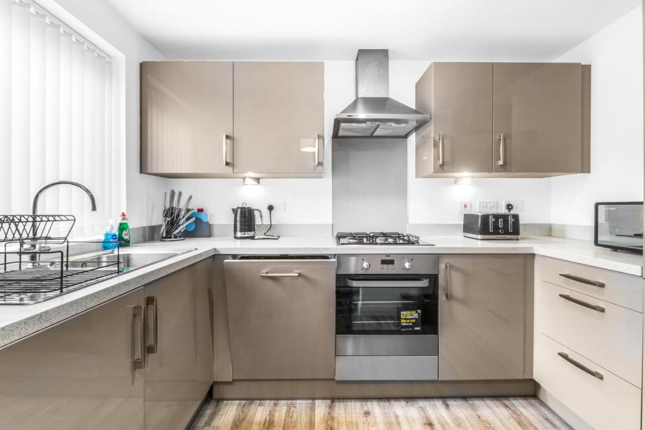 Luxury 2 Bed House City Centre ✘ Bbq & Garden ☆ Family Friendly→ Swingball & Outdoor Furniture - Free Parking → With 50 Inch Smart Tv, Free Netflix & Wifi ✘ Comfy Seating Area - By Maevela Birmingham Eksteriør billede