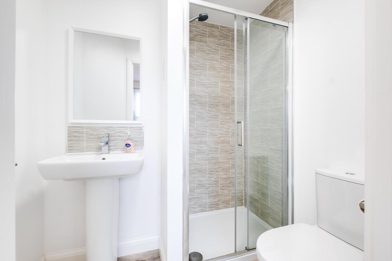 Luxury 2 Bed House City Centre ✘ Bbq & Garden ☆ Family Friendly→ Swingball & Outdoor Furniture - Free Parking → With 50 Inch Smart Tv, Free Netflix & Wifi ✘ Comfy Seating Area - By Maevela Birmingham Eksteriør billede
