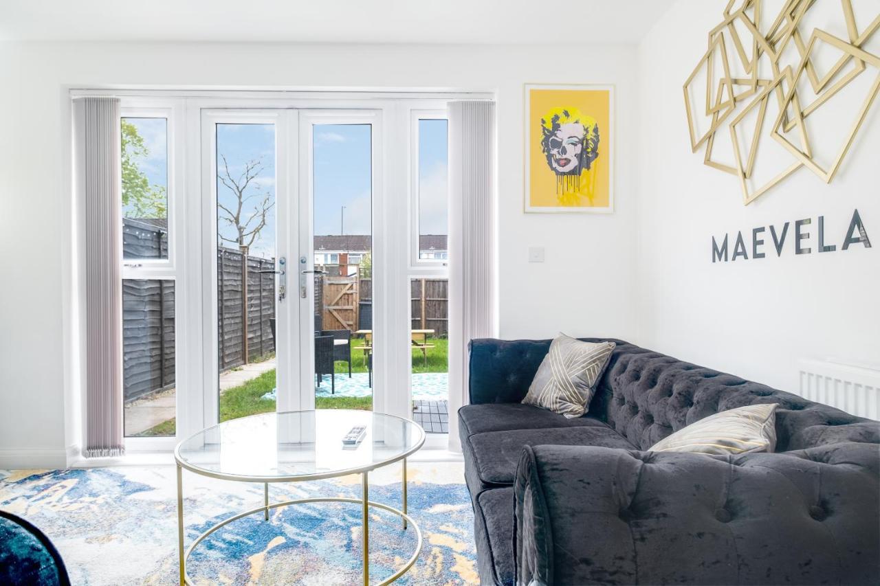 Luxury 2 Bed House City Centre ✘ Bbq & Garden ☆ Family Friendly→ Swingball & Outdoor Furniture - Free Parking → With 50 Inch Smart Tv, Free Netflix & Wifi ✘ Comfy Seating Area - By Maevela Birmingham Eksteriør billede