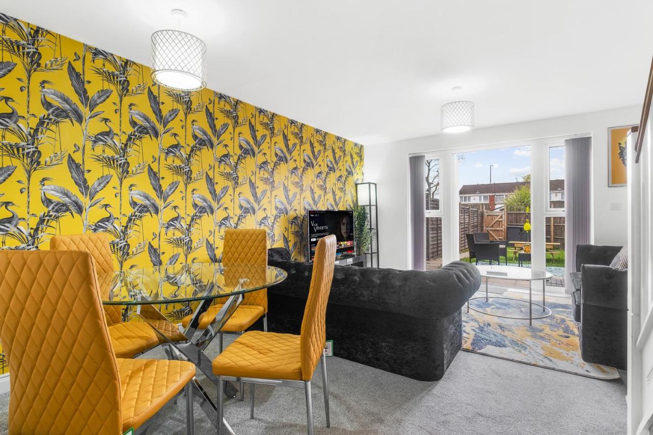 Luxury 2 Bed House City Centre ✘ Bbq & Garden ☆ Family Friendly→ Swingball & Outdoor Furniture - Free Parking → With 50 Inch Smart Tv, Free Netflix & Wifi ✘ Comfy Seating Area - By Maevela Birmingham Eksteriør billede