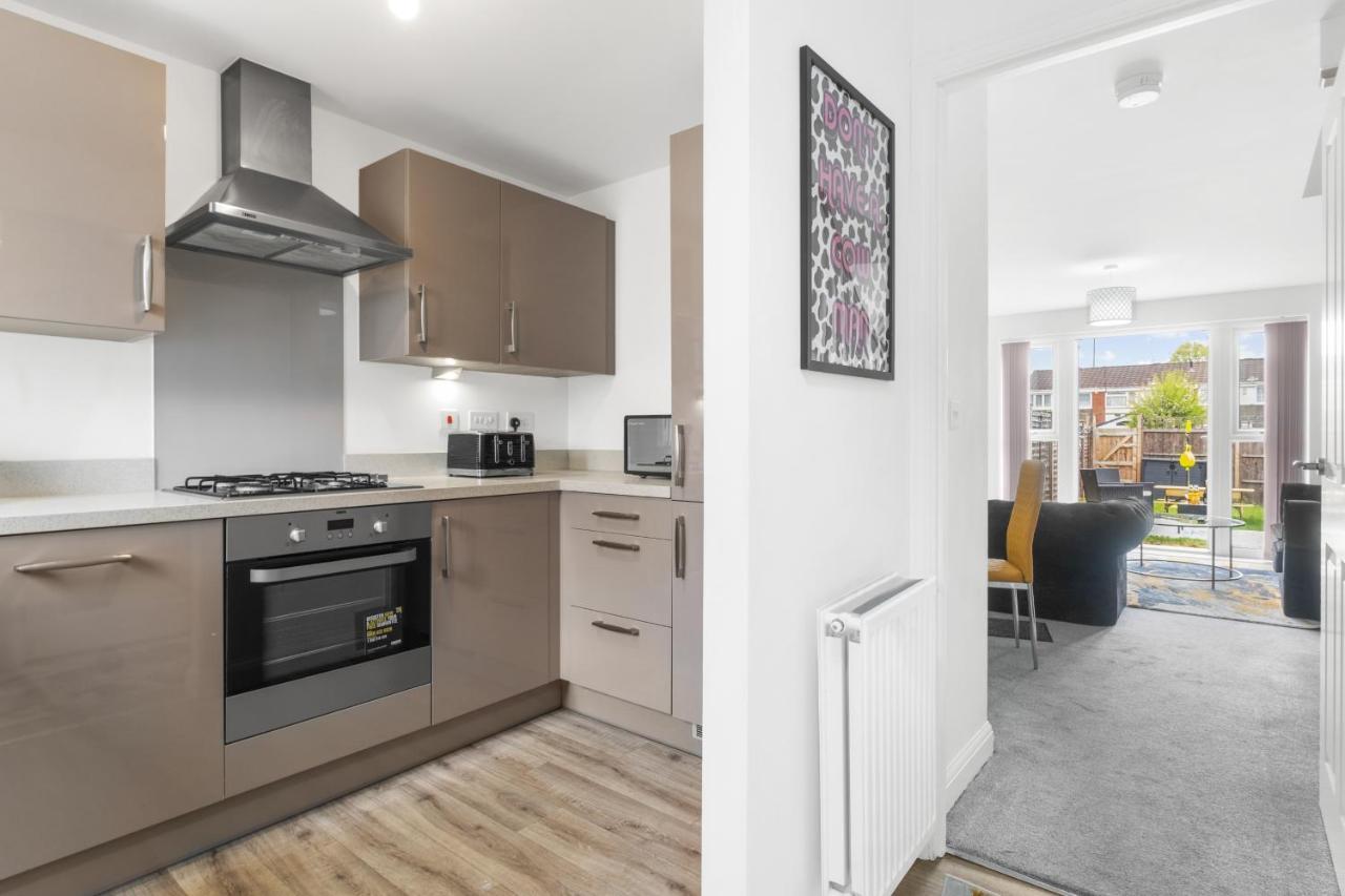 Luxury 2 Bed House City Centre ✘ Bbq & Garden ☆ Family Friendly→ Swingball & Outdoor Furniture - Free Parking → With 50 Inch Smart Tv, Free Netflix & Wifi ✘ Comfy Seating Area - By Maevela Birmingham Eksteriør billede
