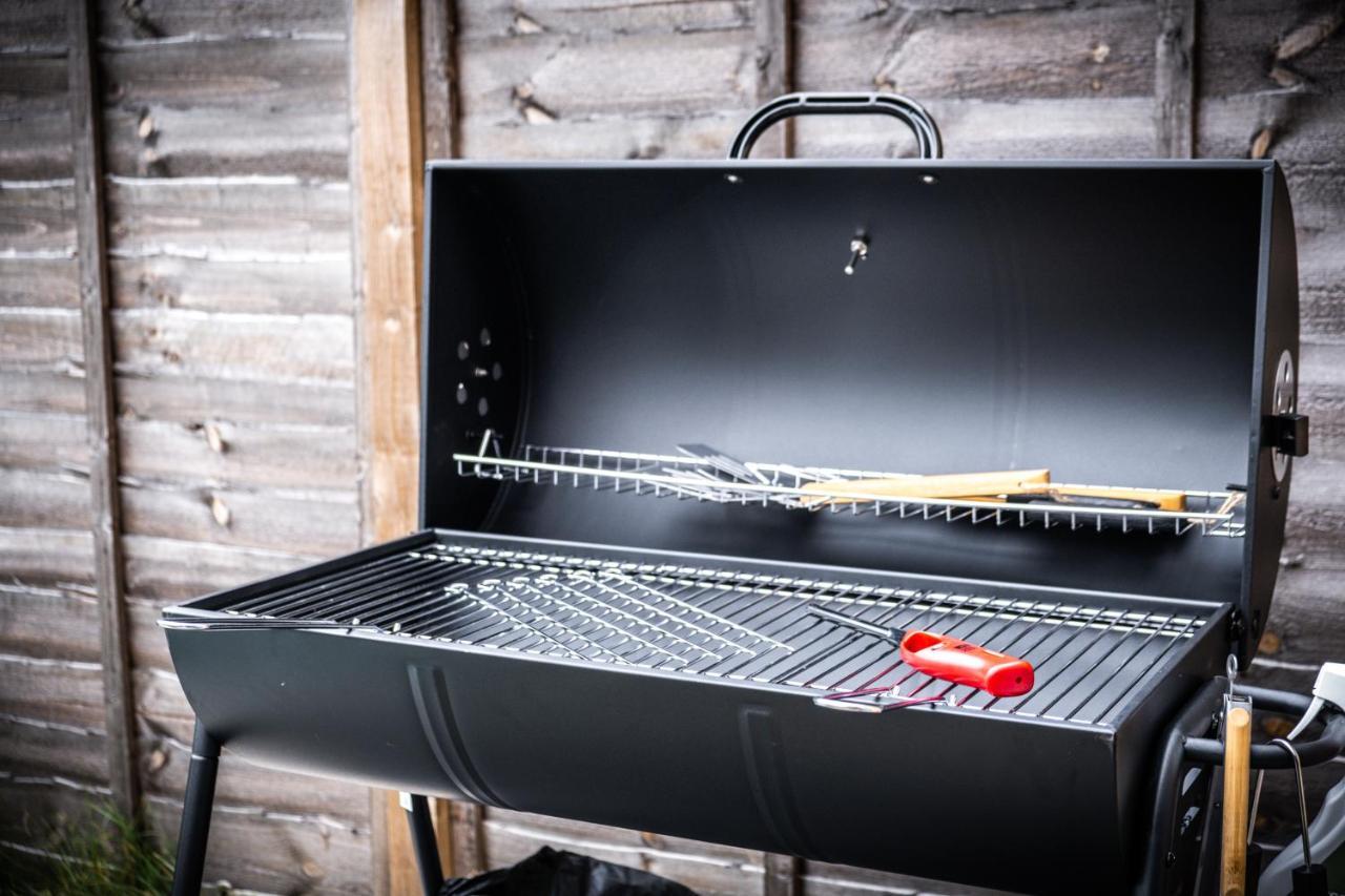 Luxury 2 Bed House City Centre ✘ Bbq & Garden ☆ Family Friendly→ Swingball & Outdoor Furniture - Free Parking → With 50 Inch Smart Tv, Free Netflix & Wifi ✘ Comfy Seating Area - By Maevela Birmingham Eksteriør billede