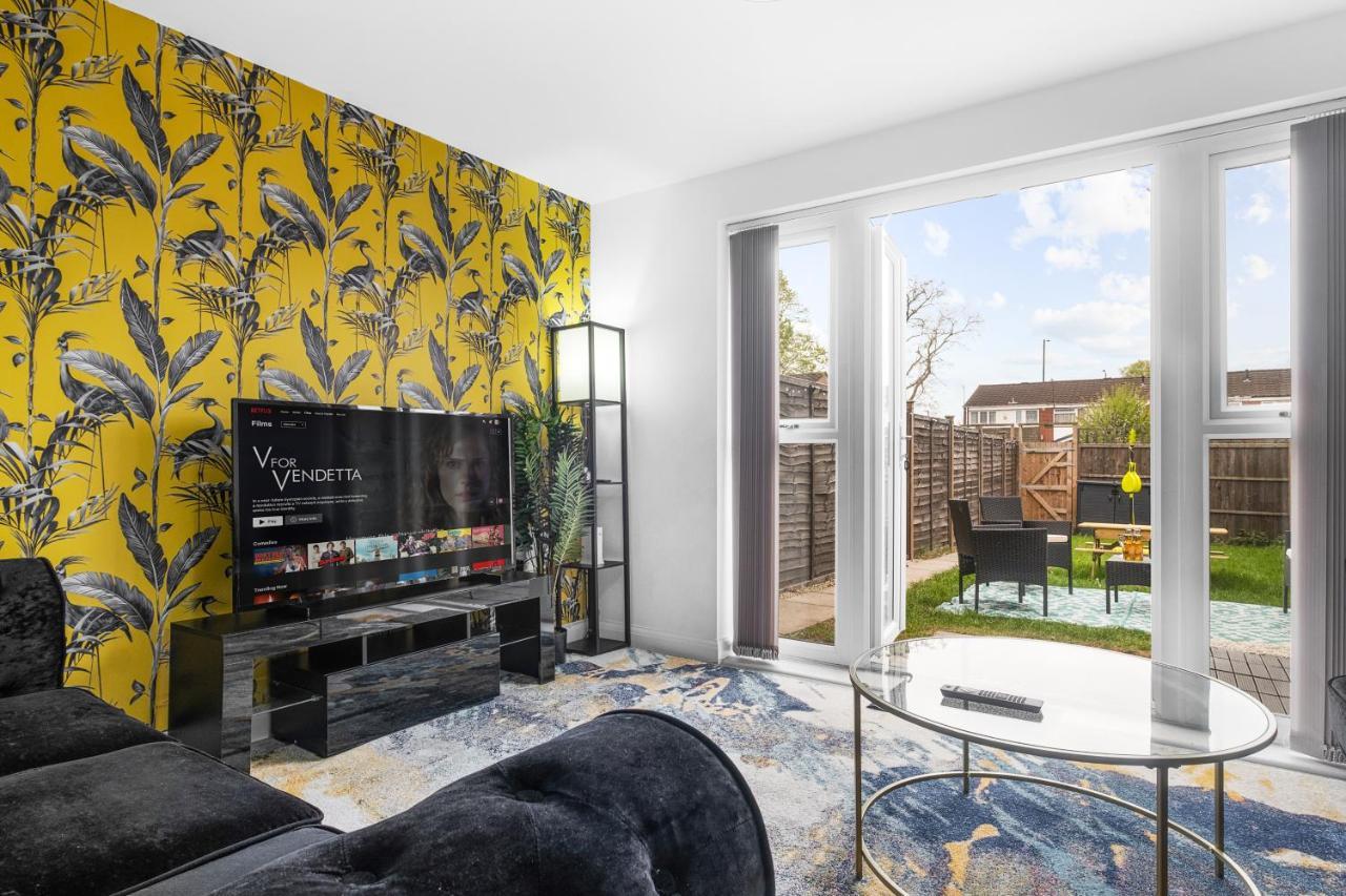 Luxury 2 Bed House City Centre ✘ Bbq & Garden ☆ Family Friendly→ Swingball & Outdoor Furniture - Free Parking → With 50 Inch Smart Tv, Free Netflix & Wifi ✘ Comfy Seating Area - By Maevela Birmingham Eksteriør billede