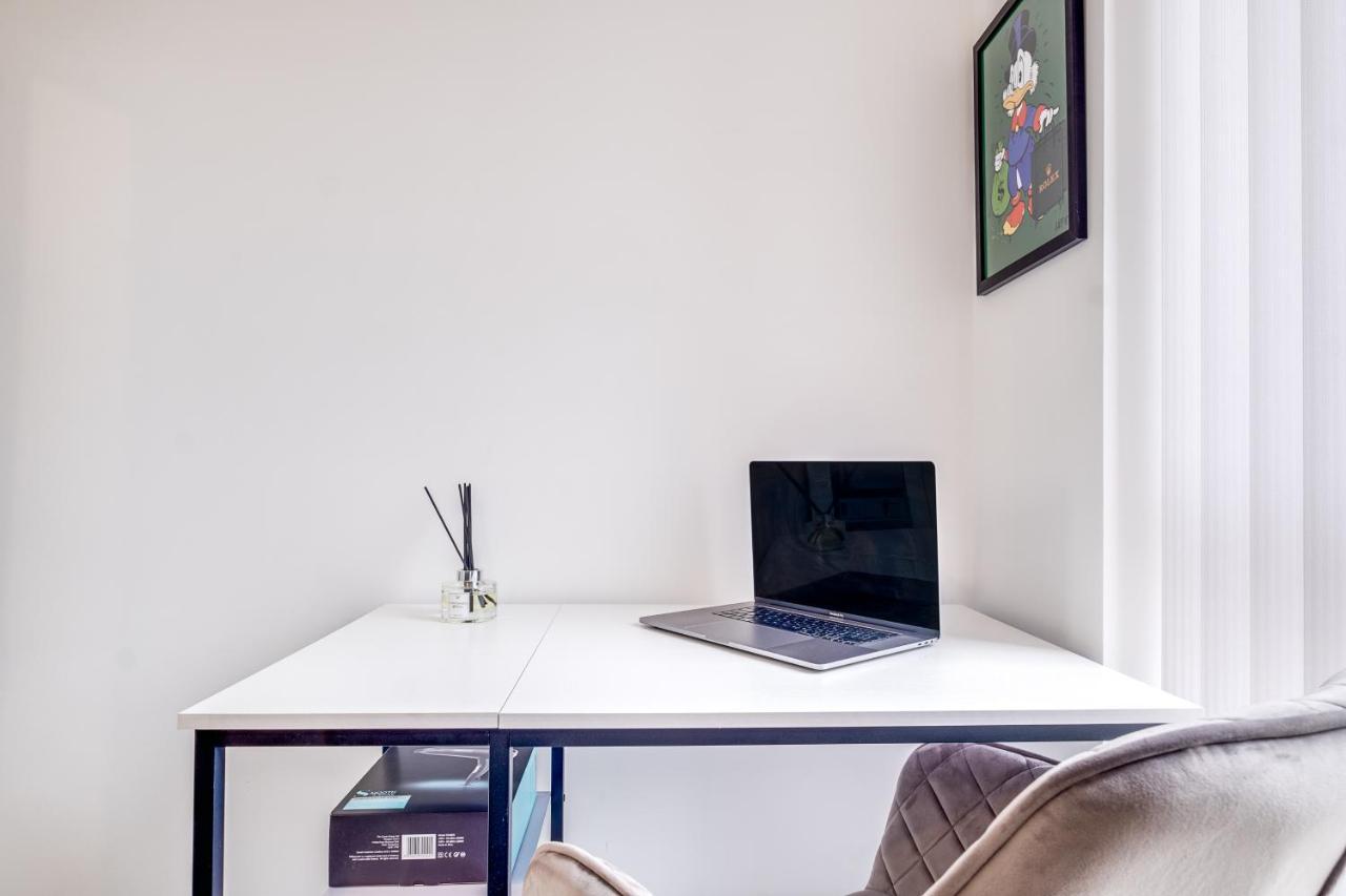 Luxury 2 Bed House City Centre ✘ Bbq & Garden ☆ Family Friendly→ Swingball & Outdoor Furniture - Free Parking → With 50 Inch Smart Tv, Free Netflix & Wifi ✘ Comfy Seating Area - By Maevela Birmingham Eksteriør billede